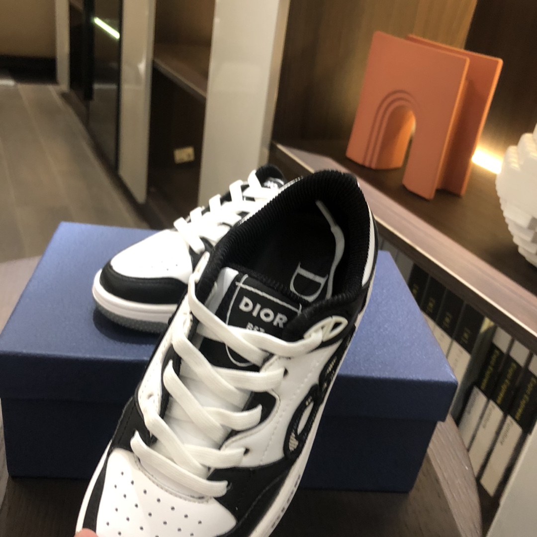 Children's shoes child